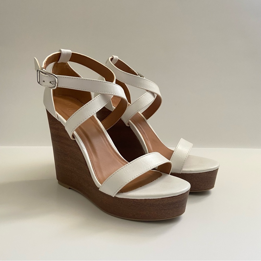 NWT CHARLOTTE RUSSE WHITE WEDGE SANDALS SIZE 8M